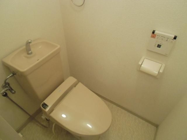 トイレ　ウォシュレットと暖房便座完備