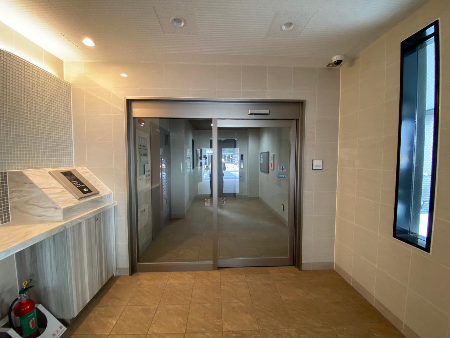 セキュリティ　オートロック・防犯カメラ・宅配ボックス付きのエントランスです