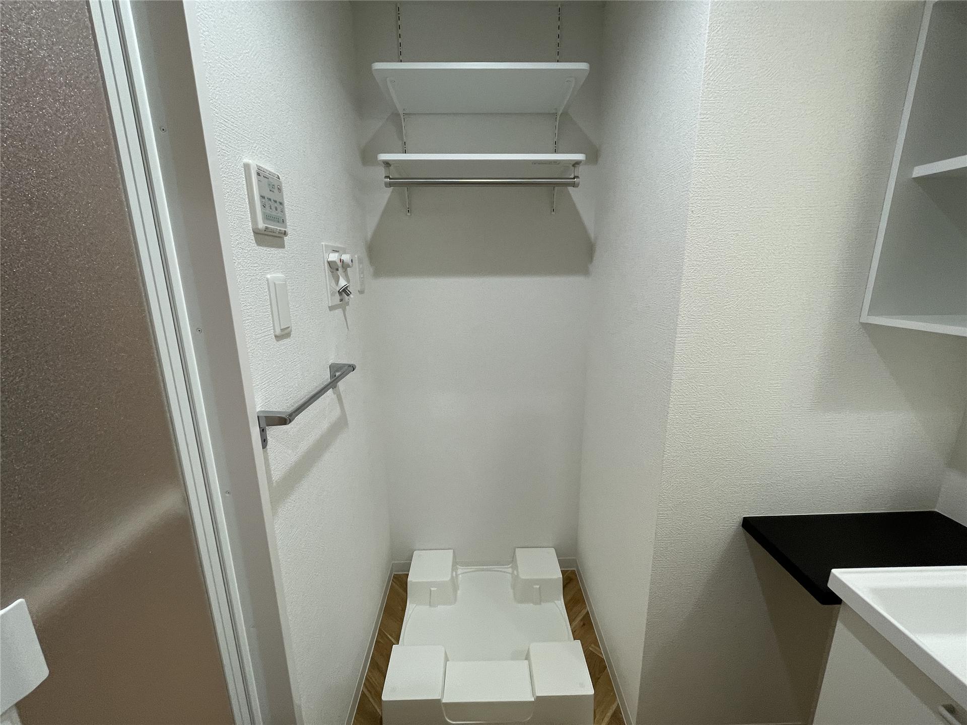 その他　洗濯機置場上部にも棚があり洗剤等の保管に便利です