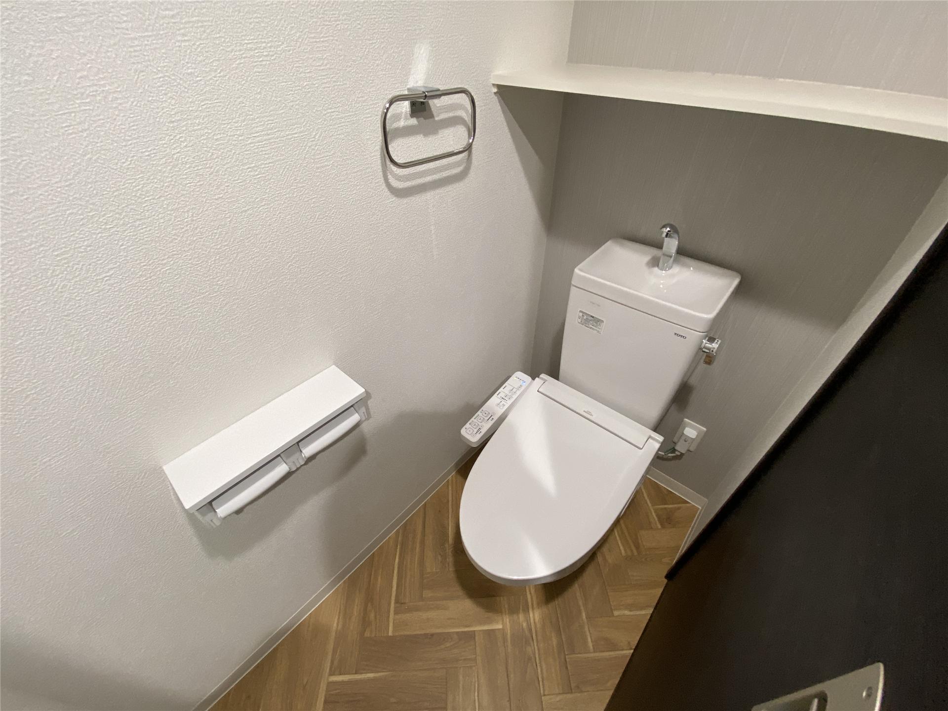 トイレ　棚付きのトイレです