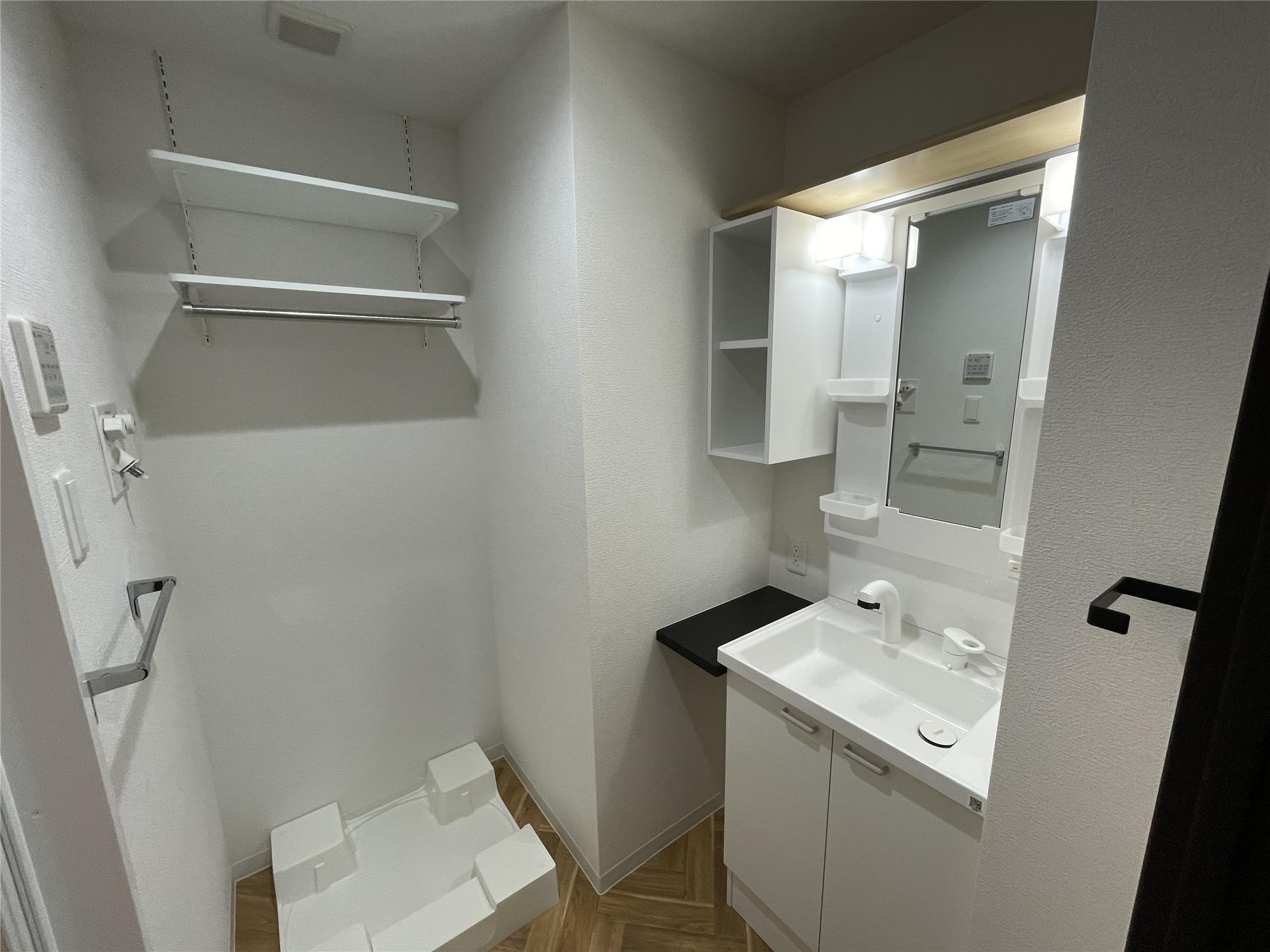 洗面設備　タオルなどが収納できる棚付きです