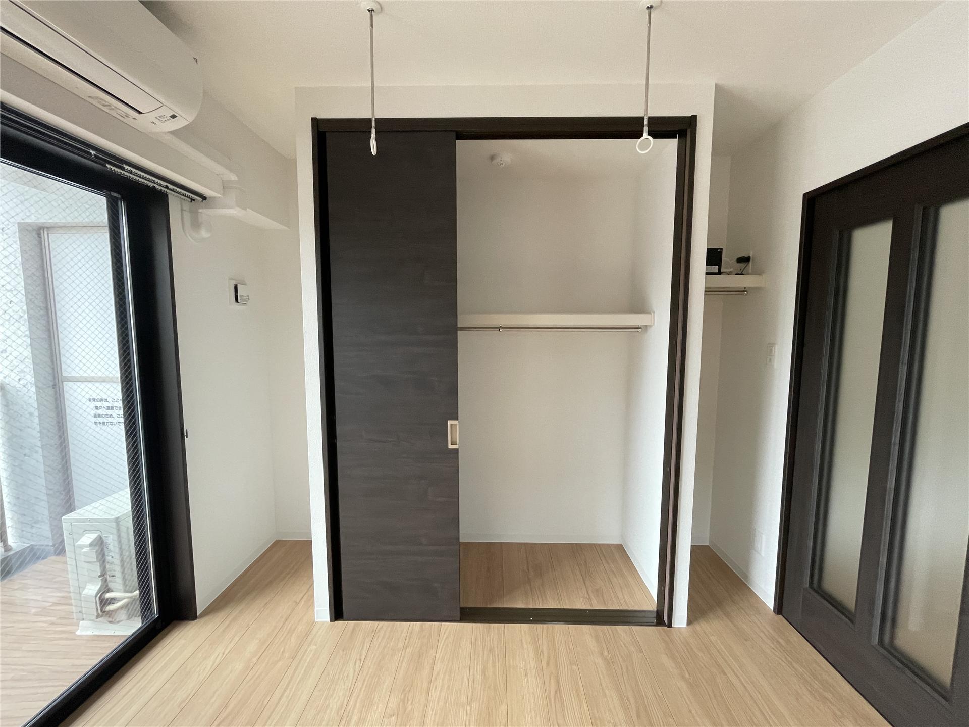 収納　クローゼット脇にもハンガーバーがあります