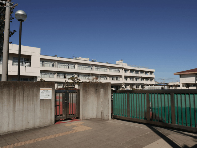 小学校　伊勢原市立比々多小学校（小学校）まで894m