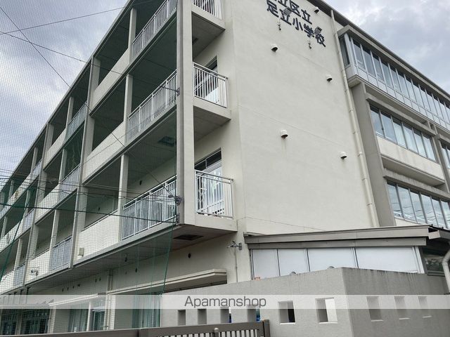 小学校　足立区立足立小学校職員室（小学校）まで555m