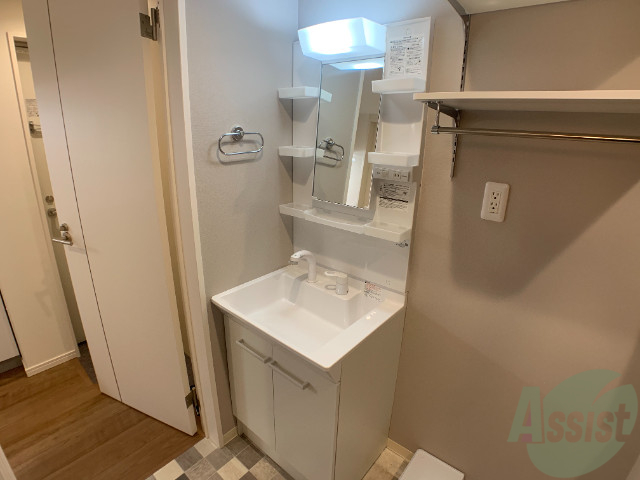 洗面設備　洗面台はシャワーノズルも付いて便利に活用できます