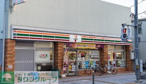 コンビニ　セブンイレブン足立梅島駅北店（コンビニ）まで310m