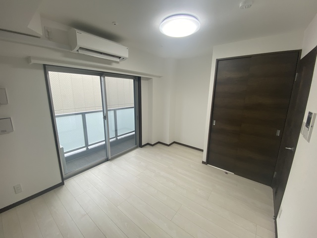 居室・リビング　白色基調の清潔感のあるお部屋です。