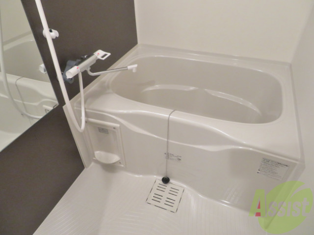 バス・シャワールーム　こちらはお風呂。一日の疲れをここで癒してください。