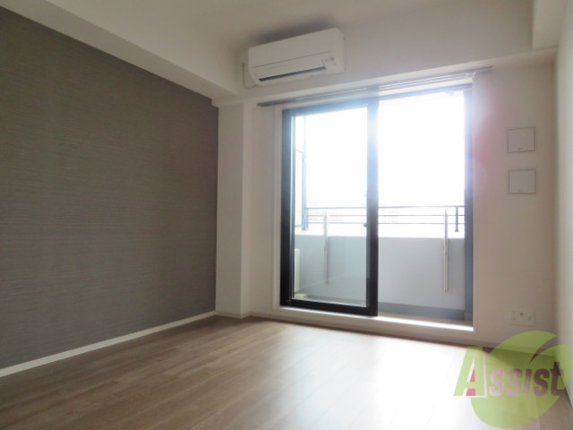 その他部屋・スペース　ブラウンのアクセントクロスが落ち着きのある空間に。