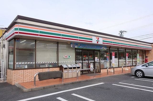 コンビニ　セブンイレブン（コンビニ）まで650m