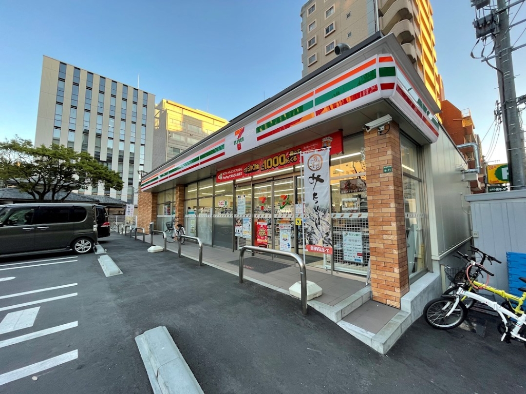コンビニ　セブンイレブン 博多駅東3丁目店（コンビニ）まで107m