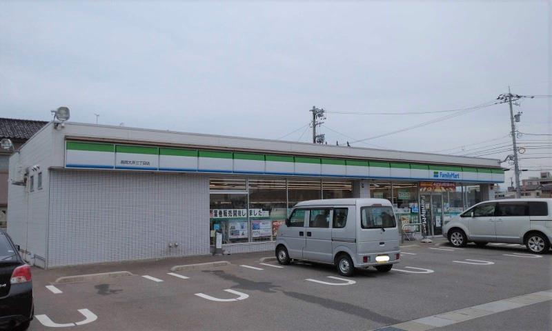 コンビニ　ファミリーマート高岡大坪三丁目店（コンビニ）まで563m
