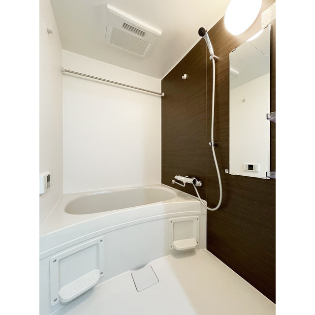 バス・シャワールーム　落ち着いた空間のお風呂です