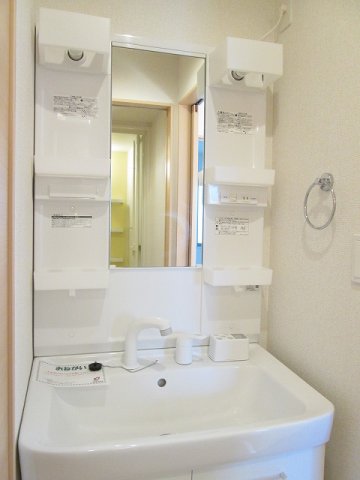 洗面設備　明るい洗面所です