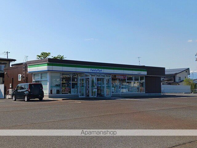 コンビニ　ファミリーマート（コンビニ）まで650m