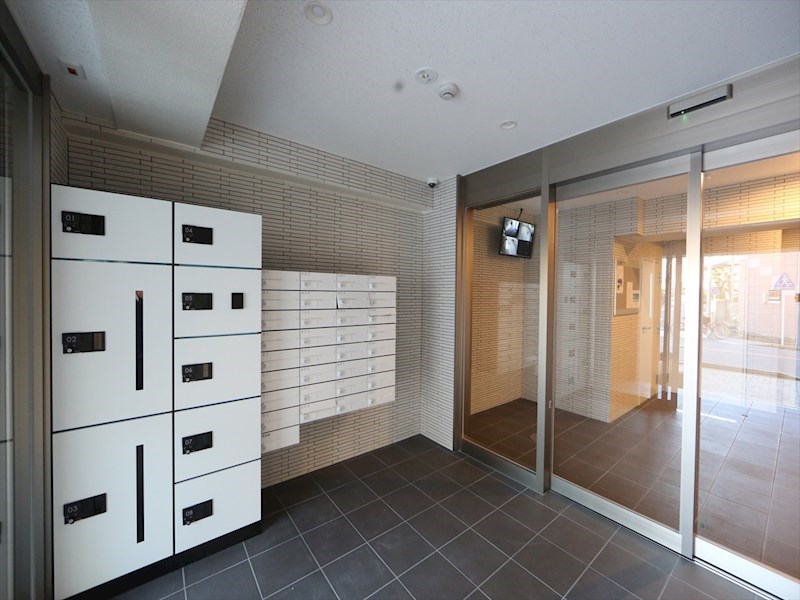 エントランス　エントランス　オートロック　宅配ＢＯＸ　防犯カメラ