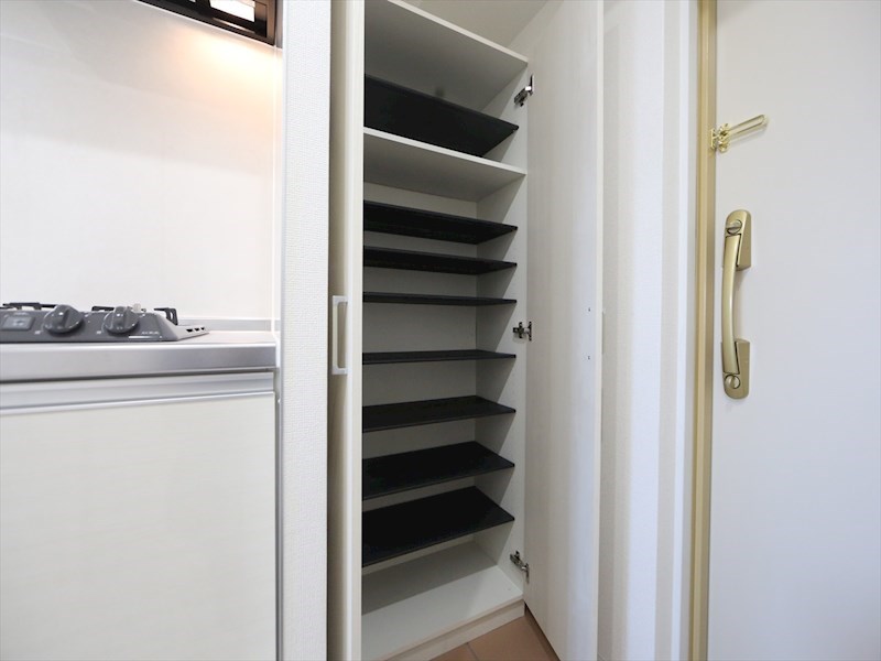 玄関　玄関　シューズボックス付（収納充実してます）