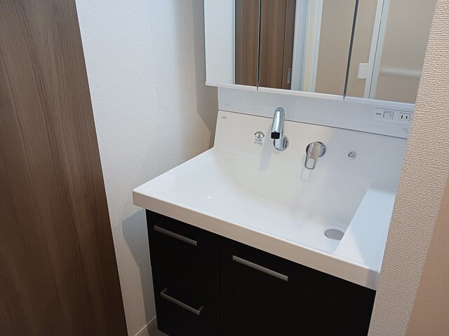 洗面設備　明るい洗面所です