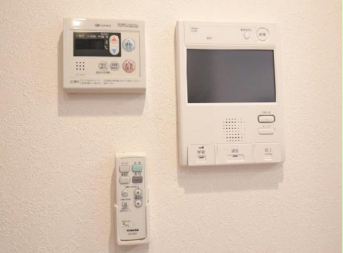 その他設備　モニター付きインターフォン。電気の操作はリモコンでできます。