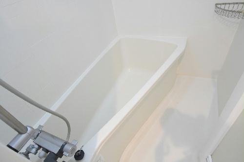 バス・シャワールーム　白を基調とした、清潔感のあるお風呂です。