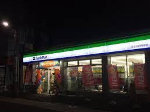 コンビニ　ファミリーマート足立五反野駅前店（コンビニ）まで332m