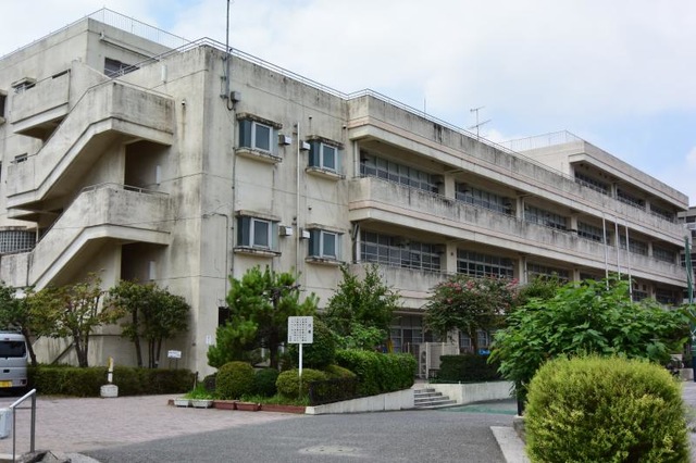 小学校　横浜市立上寺尾小学校（小学校）まで424m