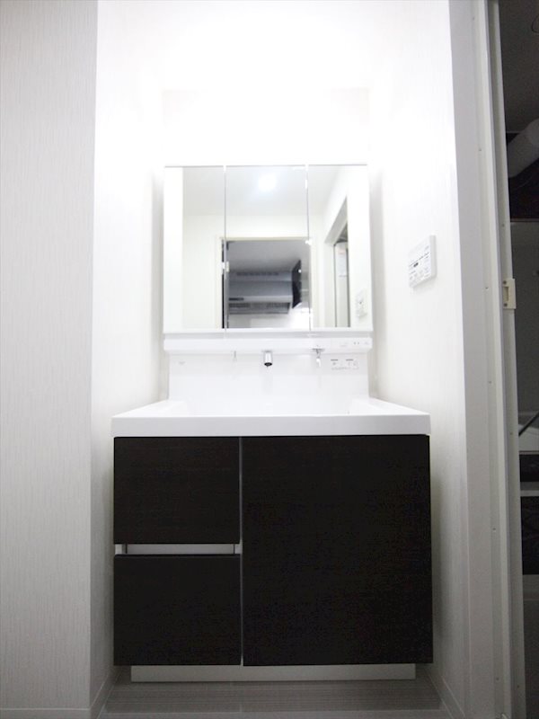 洗面設備　脱衣所　独立洗面台（シャンプードレッサー付）