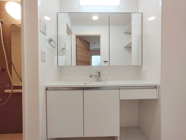 洗面設備　１０５号室　２Ｆ洗髪洗面化粧台　鏡裏収納付き