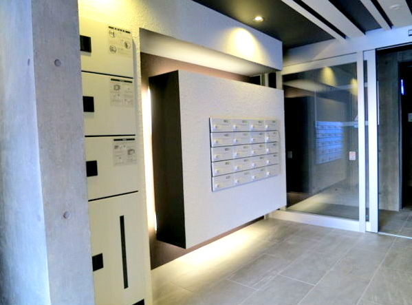 エントランス　☆宅配ボックス完備☆