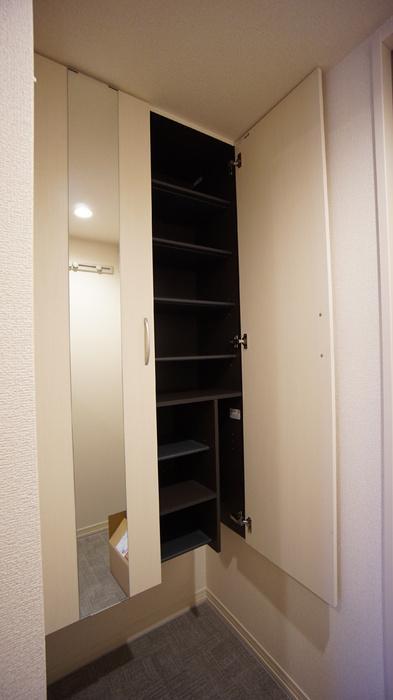 玄関　トールタイプのシューズボックス