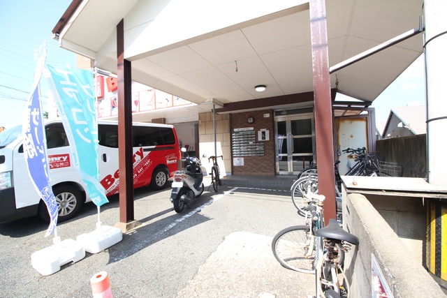 エントランス　屋根付きのエントランス♪オートロックです★