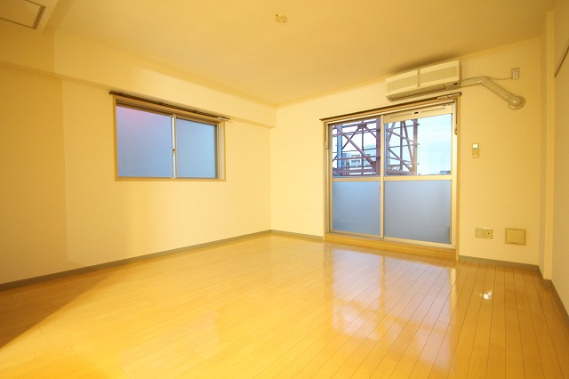 居室・リビング　同物件別号室