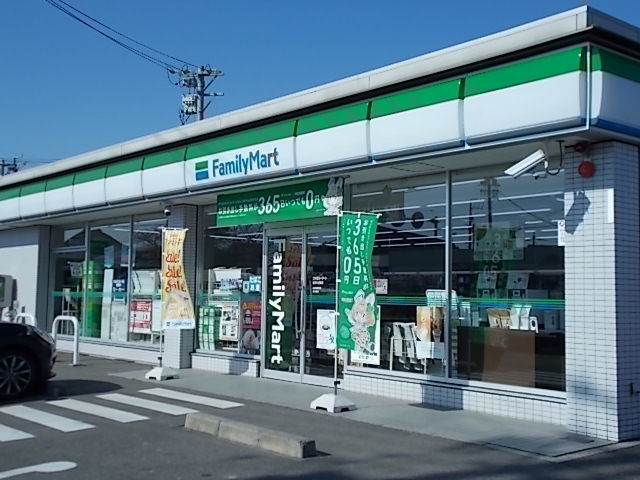 その他　ファミリーマート岐阜北鶉店まで450m