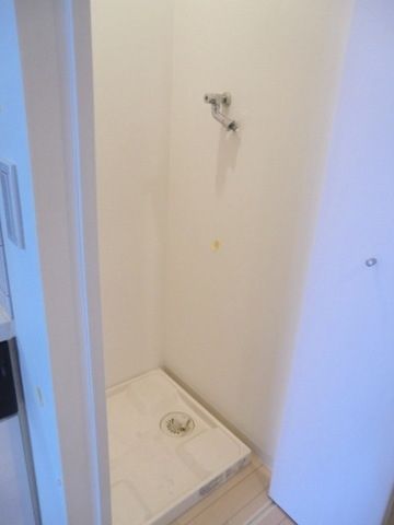 その他　嬉しい扉付きの洗濯機置き場