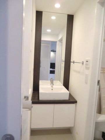 洗面設備　高級感ある洗面台はシャンプドレッサー付き