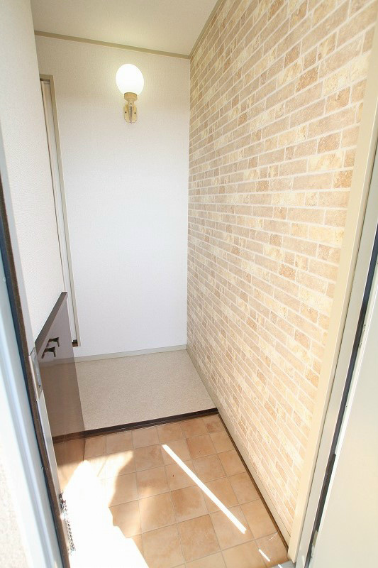 玄関　石目タイル調クロスで明るい雰囲気です。