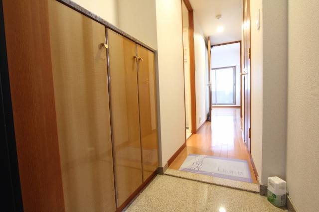 玄関　玄関も広々