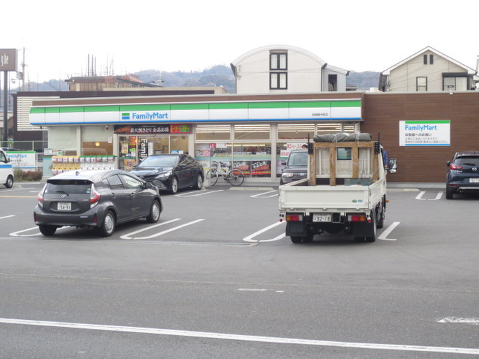 コンビニ　ファミリーマート（コンビニ）まで750m