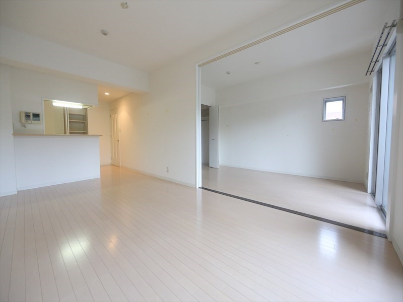 居室・リビング　ＬＤＫ15帖　洋室7.5帖　つなげても仕切っても使えます