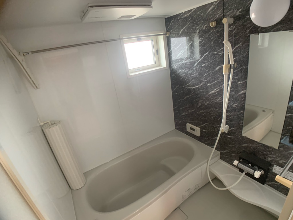 バス・シャワールーム　浴室換気乾燥機付きで便利です！