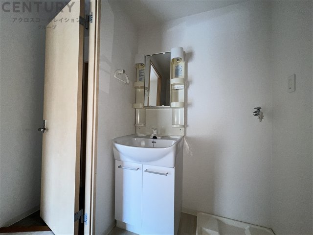 洗面設備　洗面所内に室内洗濯機置き場がついてます！