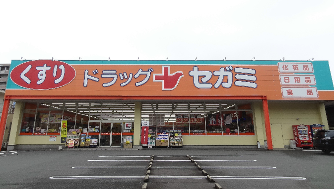 ドラックストア　【ココカラファイン折尾店】（ドラッグストア）まで485m