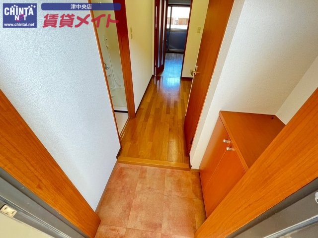 玄関　同じ物件、別部屋の写真です