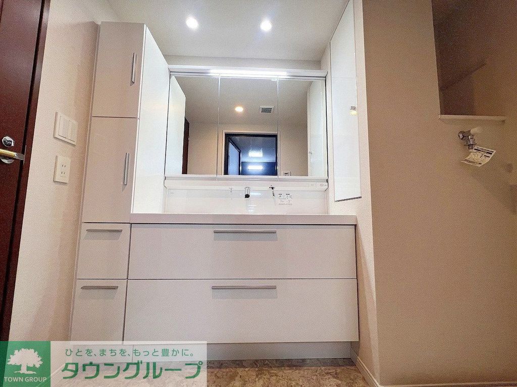 洗面設備　洗面化粧室（キャビネット・鏡裏収納付三面鏡化粧台）