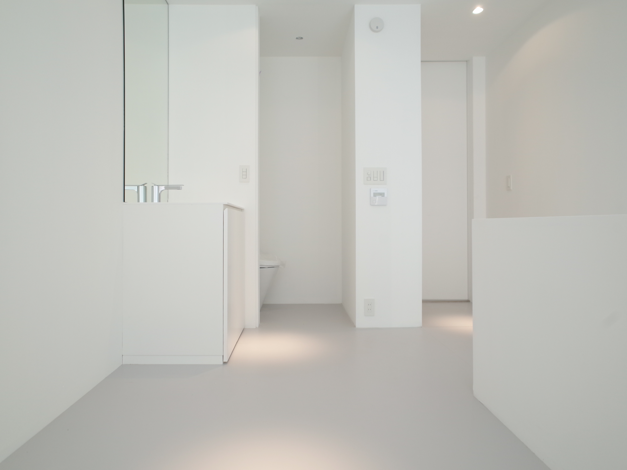 玄関　玄関のすぐ横にトイレと洗面もあって便利です！