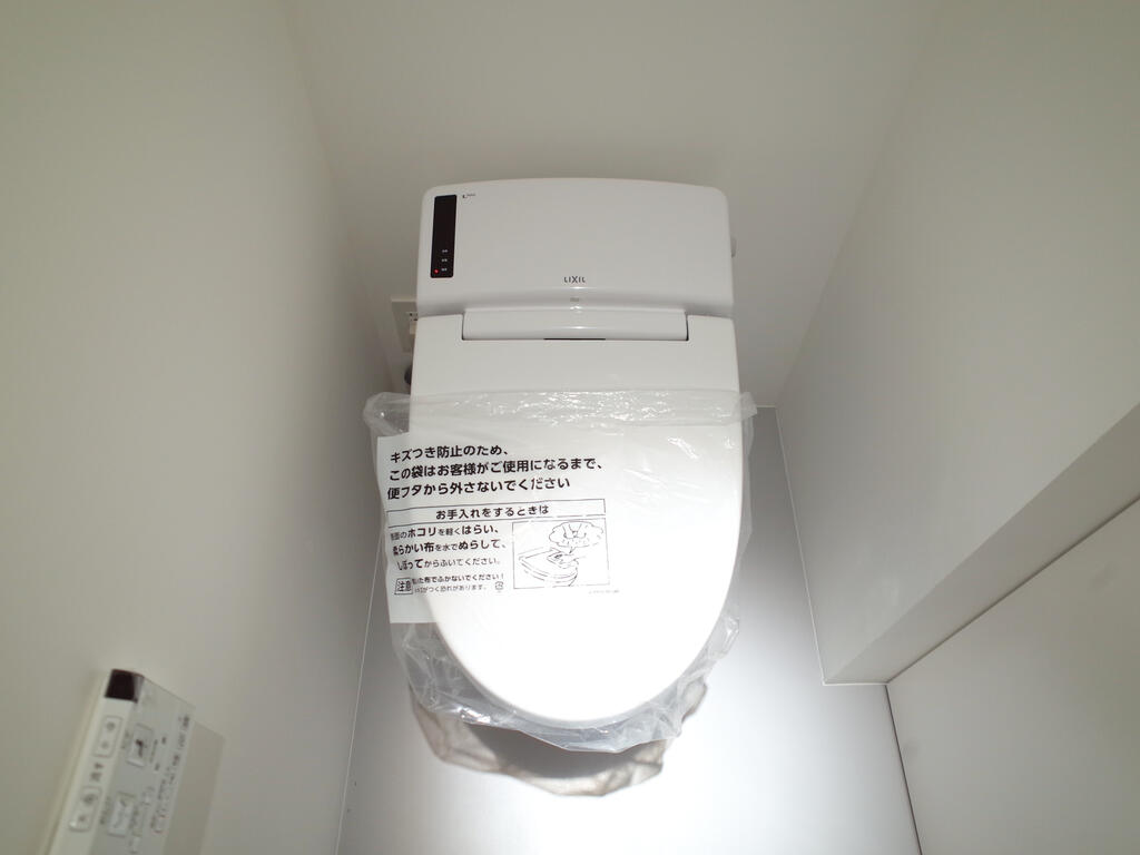 トイレ　タンクレスのトイレでスッキリしています。