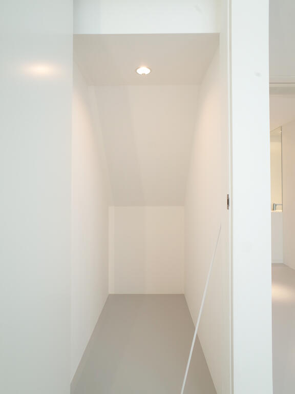 収納　階段下に収納スペースがあります！