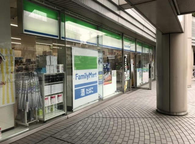 コンビニ　ファミリーマート田端駅前店（コンビニ）まで493m