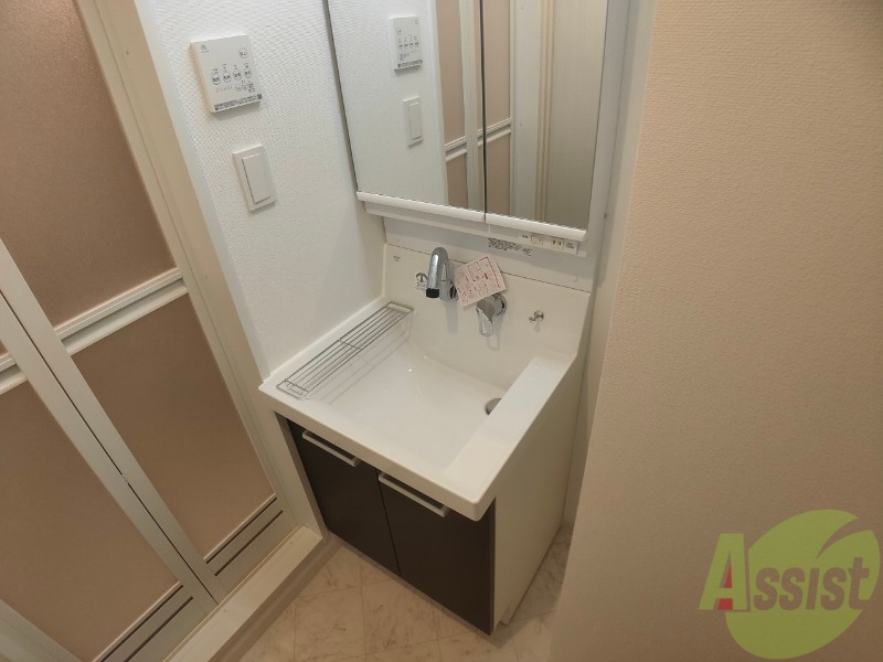 洗面設備　独立洗面台です。大きくてよいですね。シャンプーもできます。