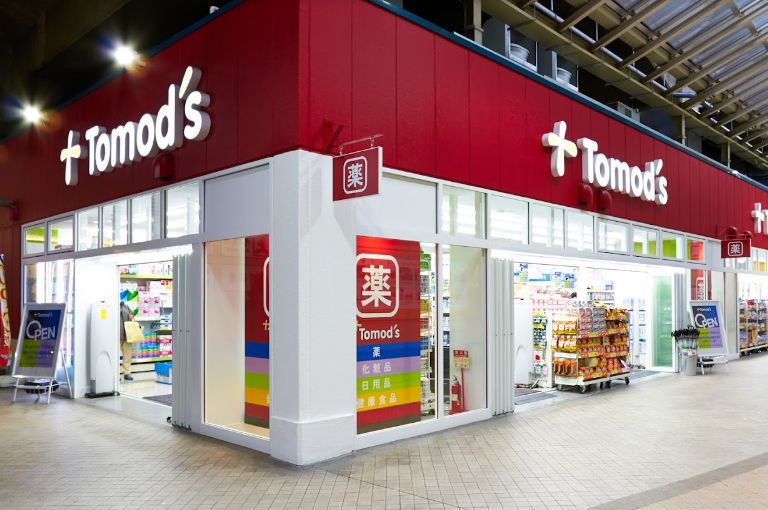 ドラックストア　トモズビーンズ赤羽店（ドラッグストア）まで546m